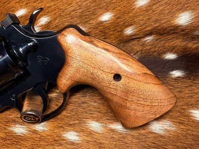 TGW Colt Python Bear Hug Grips - High-Grade Hand-Select Walnut Grips TGW Colt Python Bear Hug Grips - High-Grade Hand-Select Walnut Grips