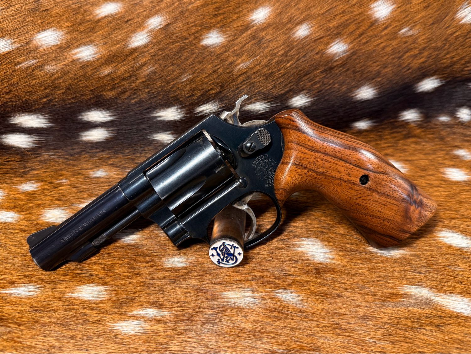 Smith & Wesson Model 36-8 “Chief’s Special” .38 S&W Special – TGW Bear Hug Walnut Grips Smith & Wesson Model 36-8 “Chief’s Special” .38 S&W Special – TGW Bear Hug Walnut Grips