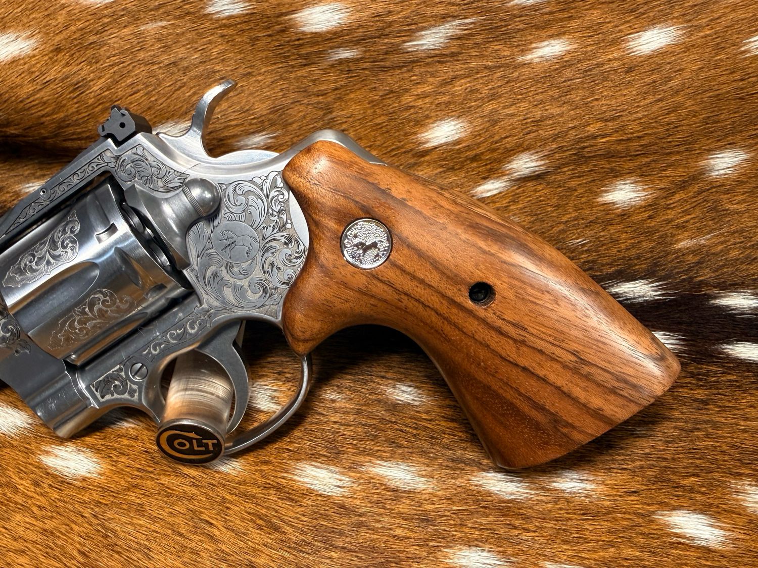 TGW Colt Python Bear Hug Grips - High-Grade Hand-Select Walnut Grips with Medallions TGW Colt Python Bear Hug Grips - High-Grade Hand-Select Walnut Grips with Medallions
