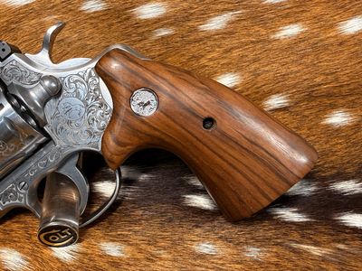 TGW Colt Python Bear Hug Grips - High-Grade Hand-Select Walnut Grips with Medallions TGW Colt Python Bear Hug Grips - High-Grade Hand-Select Walnut Grips with Medallions