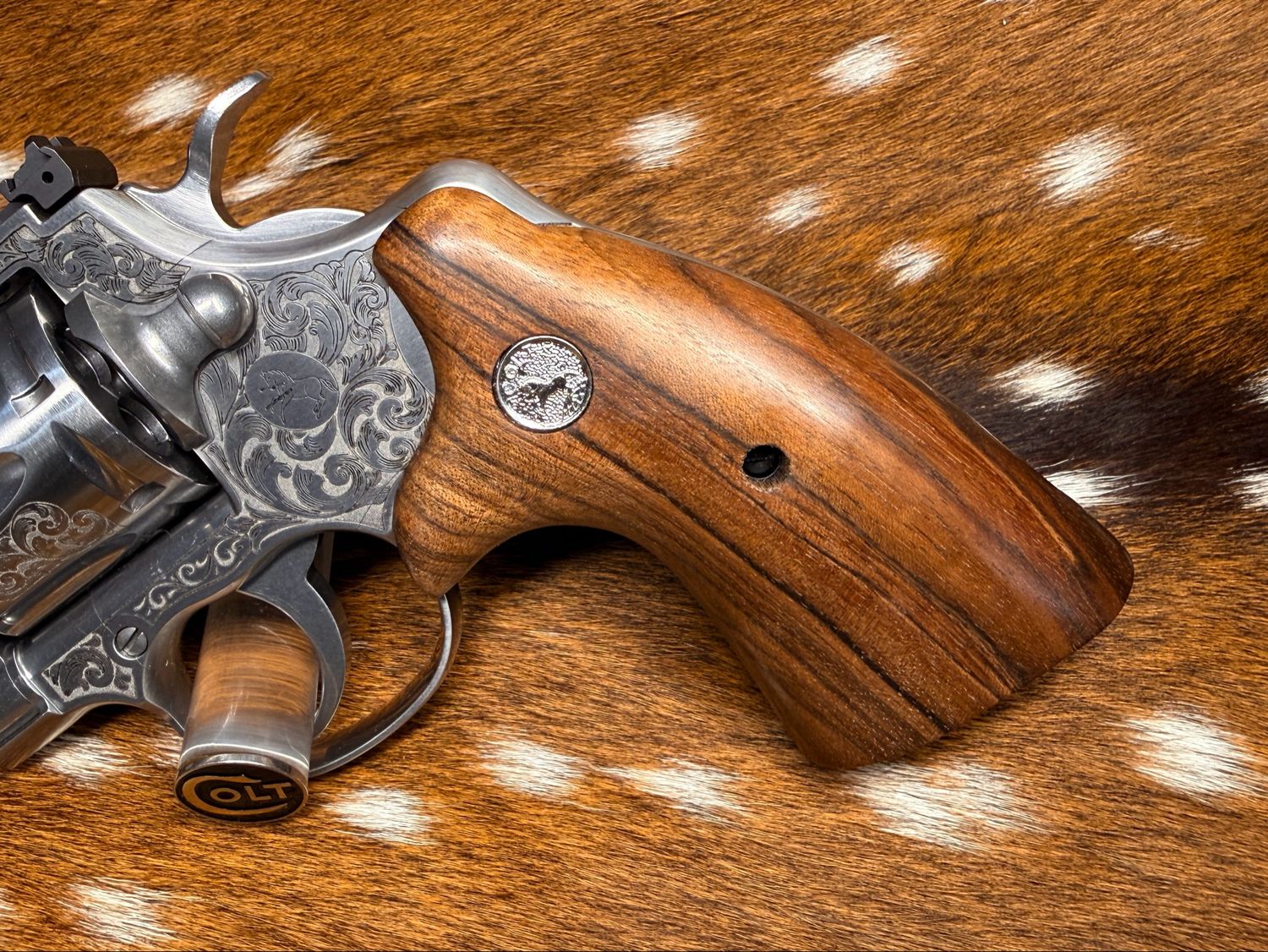 TGW Colt Python Bear Hug Grips - High-Grade Hand-Select Walnut Grips with Medallions TGW Colt Python Bear Hug Grips - High-Grade Hand-Select Walnut Grips with Medallions