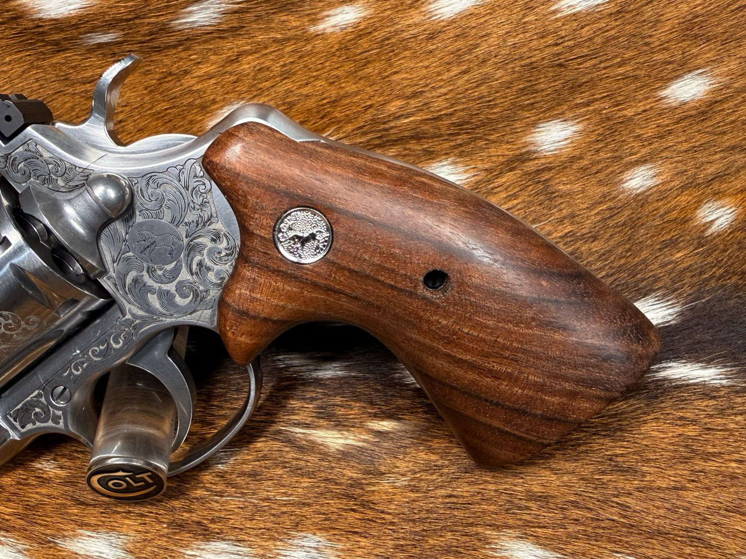 TGW Colt Python Bear Hug Grips - High-Grade Hand-Select Walnut Grips with Medallions TGW Colt Python Bear Hug Grips - High-Grade Hand-Select Walnut Grips with Medallions