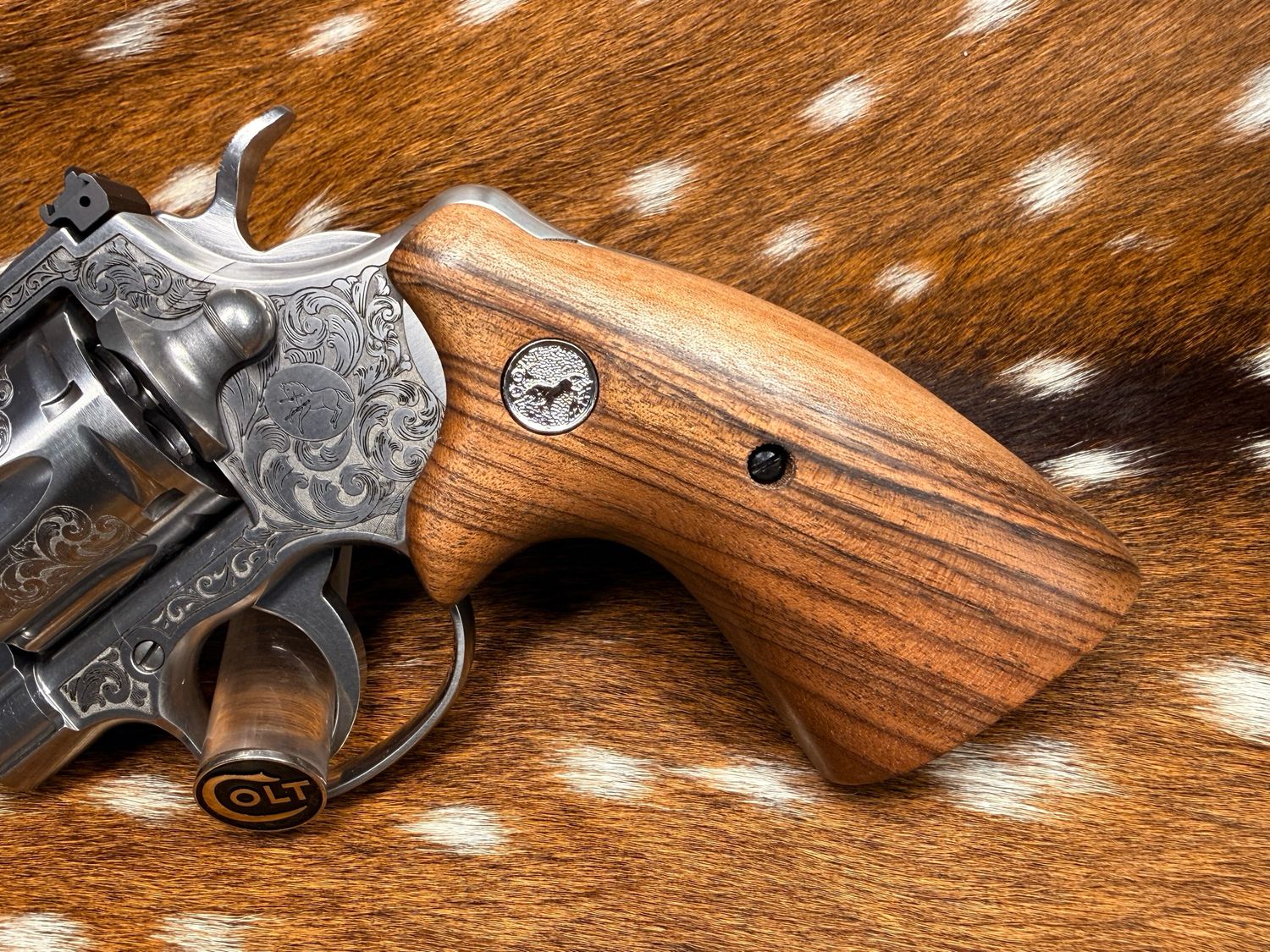TGW Colt Python Bear Hug Grips - High-Grade Hand-Select Walnut Grips with Medallions TGW Colt Python Bear Hug Grips - High-Grade Hand-Select Walnut Grips with Medallions