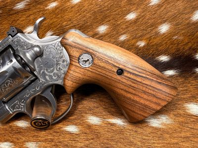 ​TGW Colt Python Bear Hug Grips - High-Grade Hand-Select Walnut Grips with Medallions