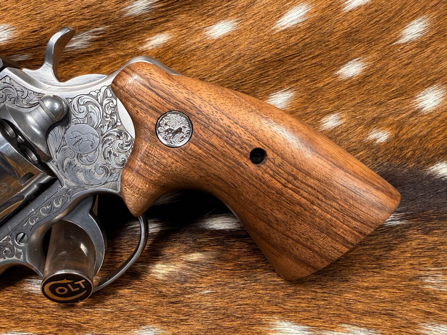 TGW Colt Python Bear Hug Grips - High-Grade Hand-Select Walnut Grips with Medallions TGW Colt Python Bear Hug Grips - High-Grade Hand-Select Walnut Grips with Medallions