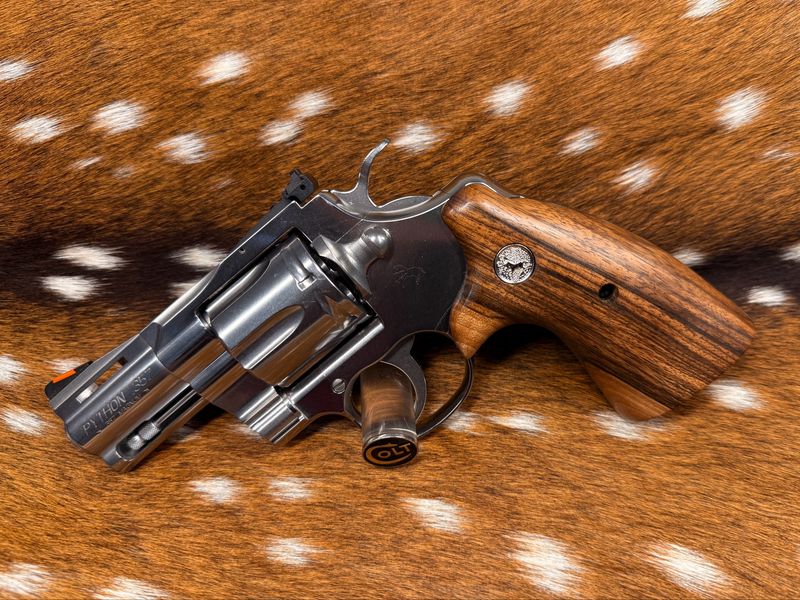 2.5 2.5" Colt Python .357 Magnum Revolver - TGW Colt Python Bear Hug Walnut Grips with Medallions