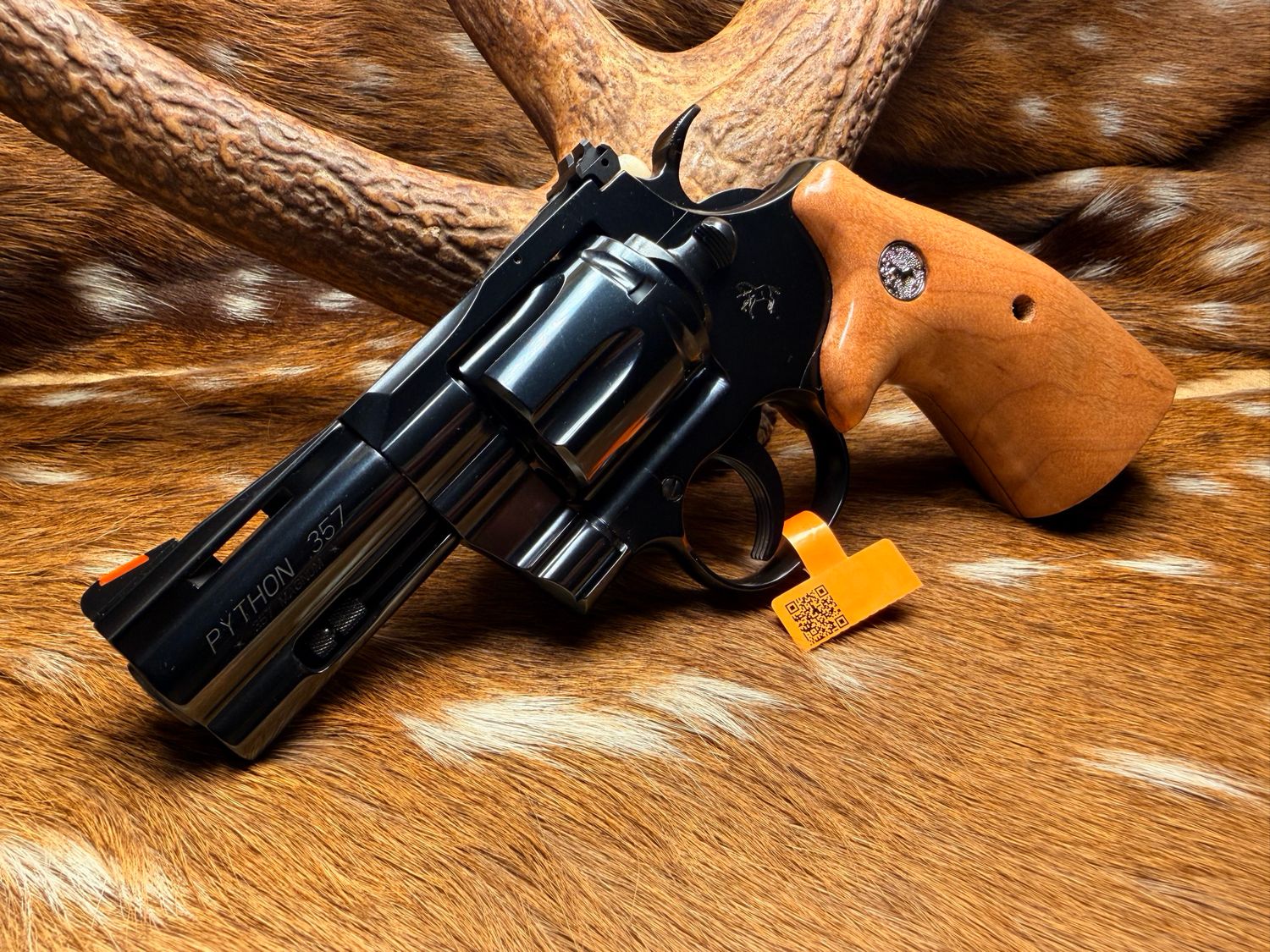 Colt Python .357 Magnum Revolver with TGW Colt Python Bear Hug Maple Grips with Medallions Colt Python .357 Magnum Revolver with TGW Colt Python Bear Hug Maple Grips with Medallions