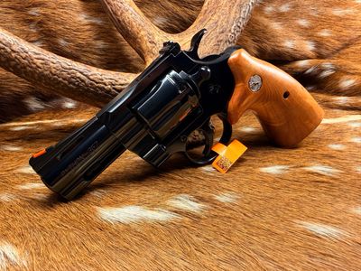 Colt Python .357 Magnum Revolver with TGW Colt Python Bear Hug Maple Grips with Medallions Colt Python .357 Magnum Revolver with TGW Colt Python Bear Hug Maple Grips with Medallions