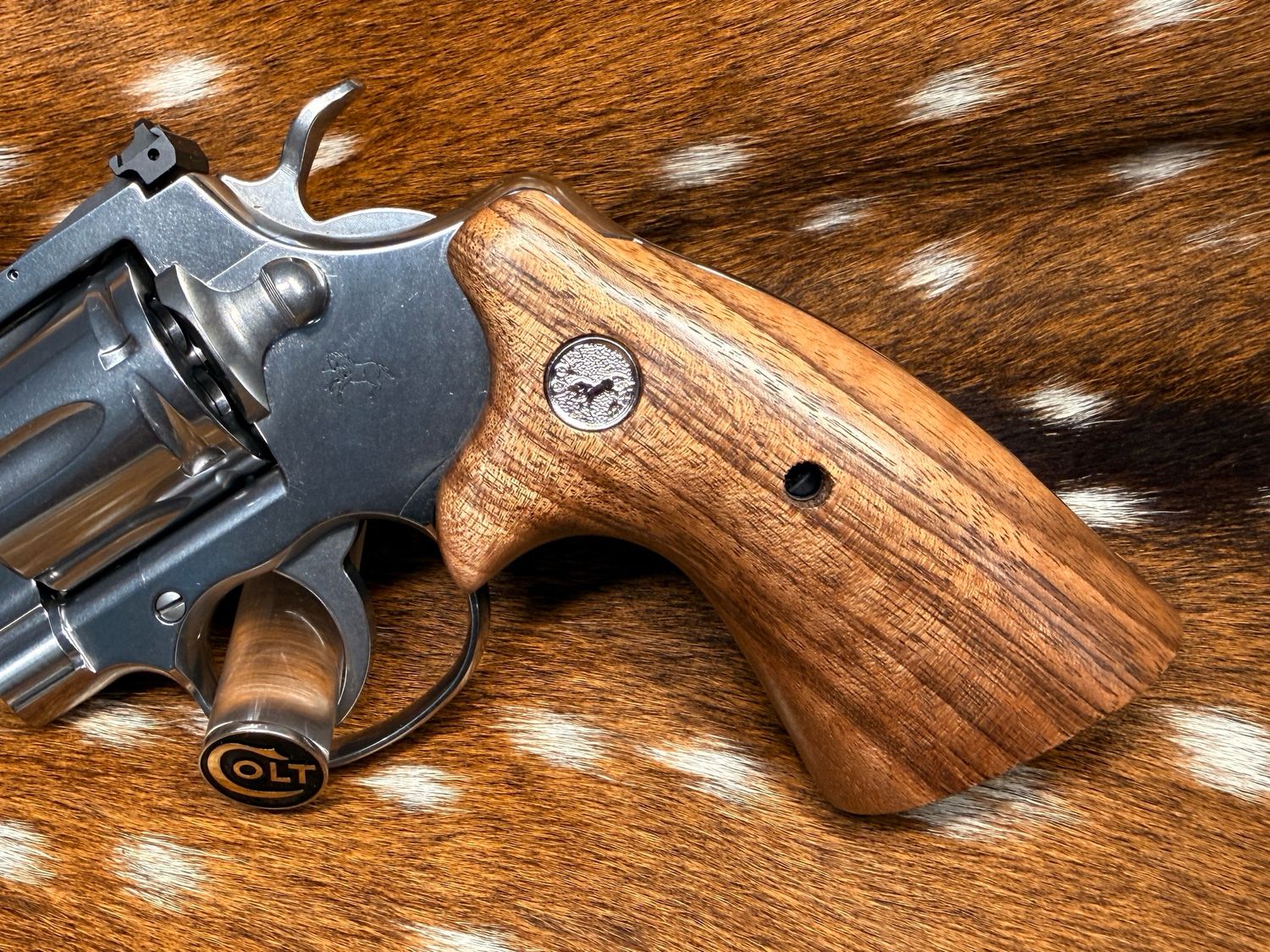 TGW Colt Python Bear Hug Grips - High-Grade Hand-Select Walnut Grips with Medallions TGW Colt Python Bear Hug Grips - High-Grade Hand-Select Walnut Grips with Medallions