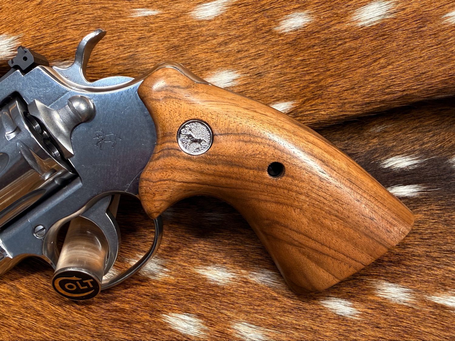 TGW Colt Python Bear Hug Grips - High-Grade Hand-Select Walnut Grips with Medallions TGW Colt Python Bear Hug Grips - High-Grade Hand-Select Walnut Grips with Medallions