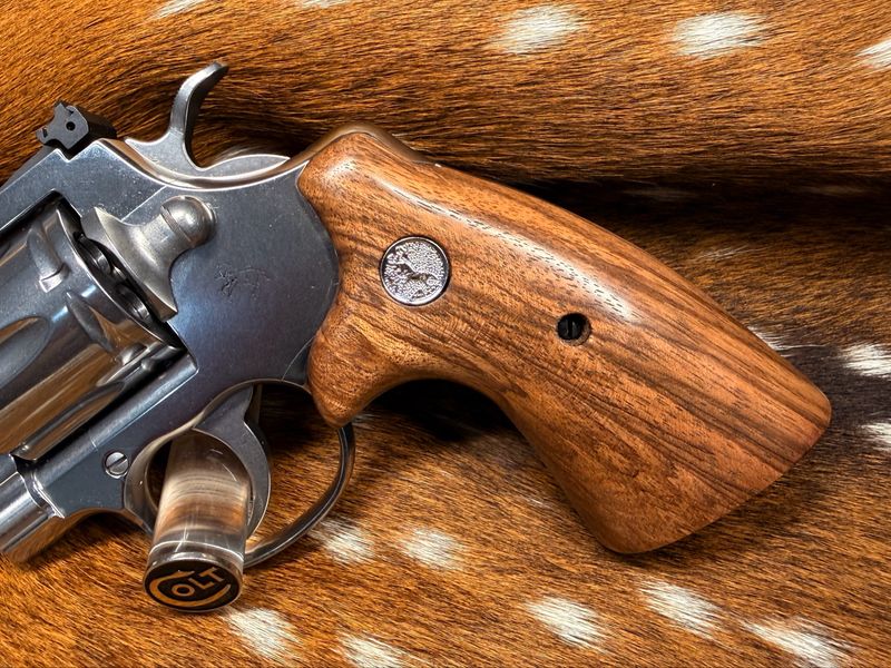 TGW Colt Python Bear Hug Grips - High-Grade Hand-Select Walnut Grips with Medallions TGW Colt Python Bear Hug Grips - High-Grade Hand-Select Walnut Grips with Medallions