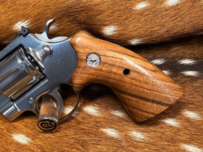 TGW Colt Python Bear Hug Grips - High-Grade Hand-Select Walnut Grips with Medallions TGW Colt Python Bear Hug Grips - High-Grade Hand-Select Walnut Grips with Medallions