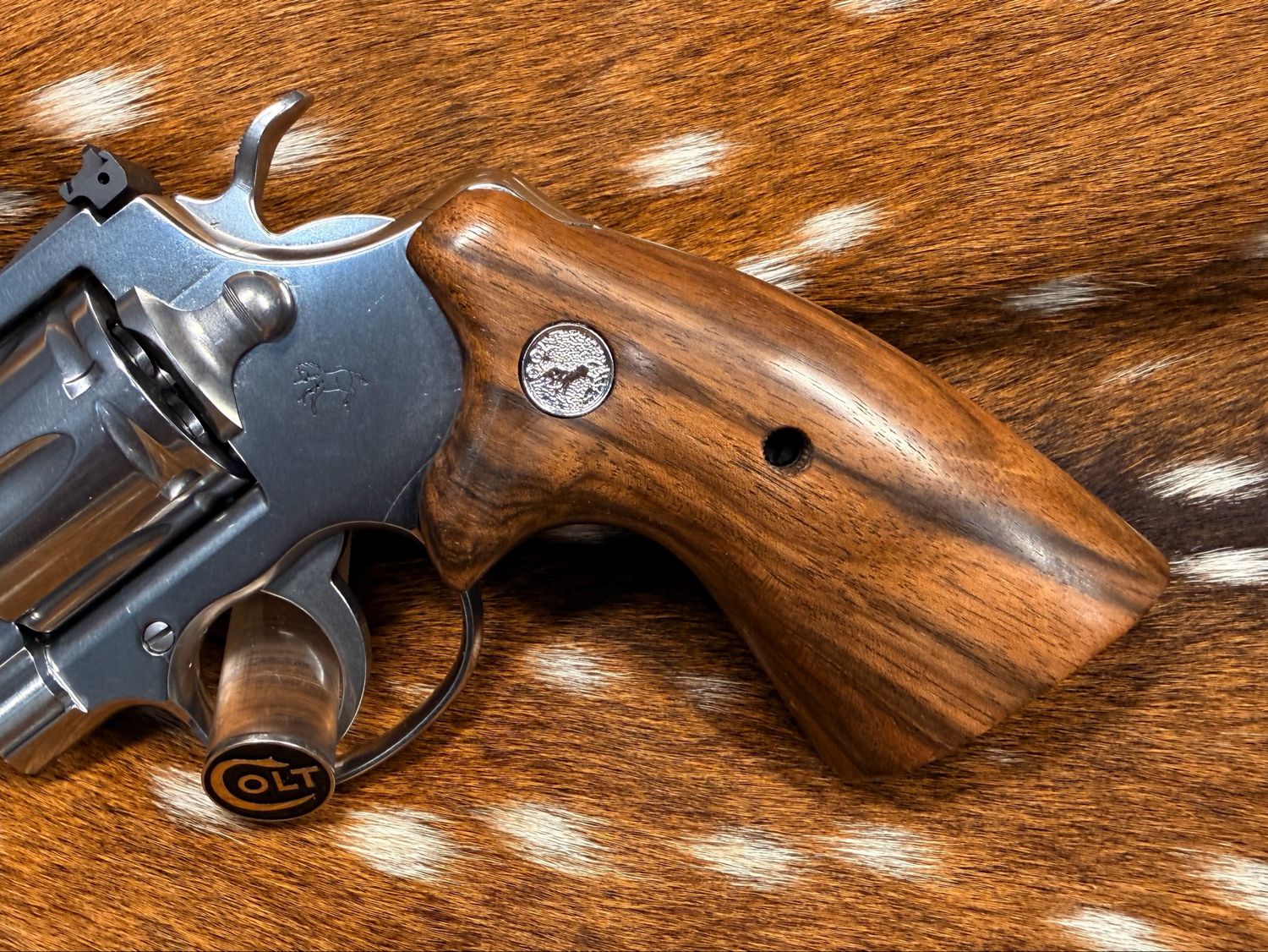 TGW Colt Python Bear Hug Grips - High-Grade Hand-Select Walnut Grips with Medallions TGW Colt Python Bear Hug Grips - High-Grade Hand-Select Walnut Grips with Medallions
