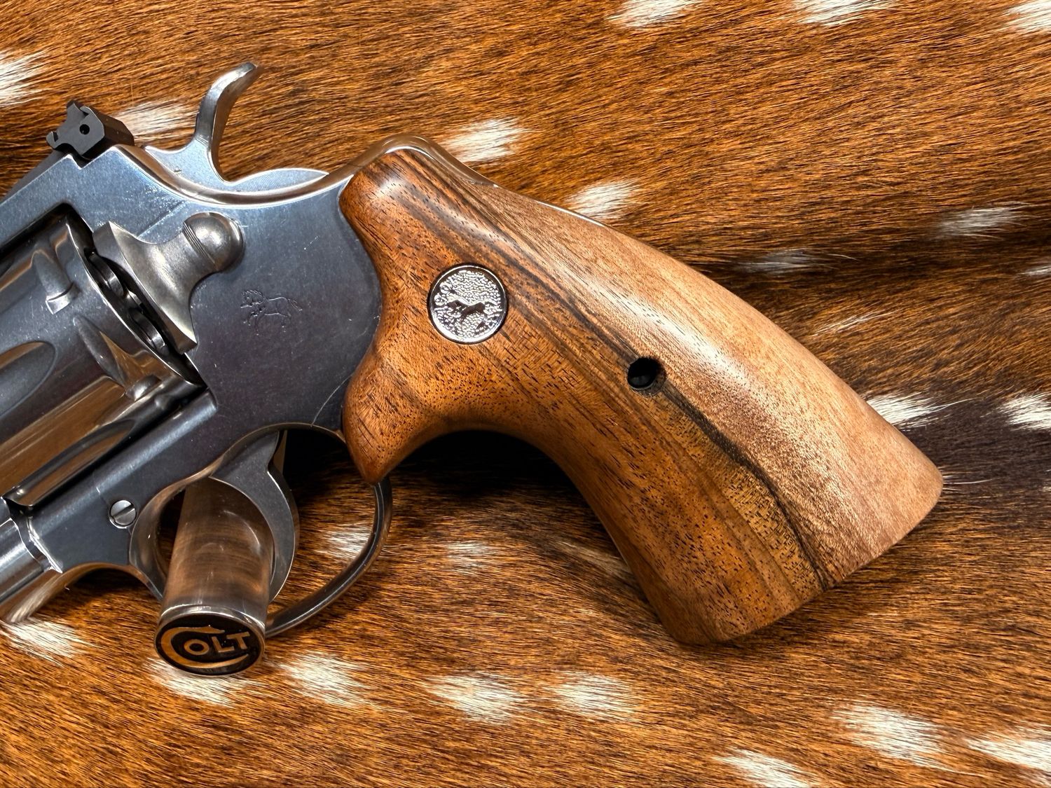 TGW Colt Python Bear Hug Grips - High-Grade Hand-Select Walnut Grips with Medallions TGW Colt Python Bear Hug Grips - High-Grade Hand-Select Walnut Grips with Medallions