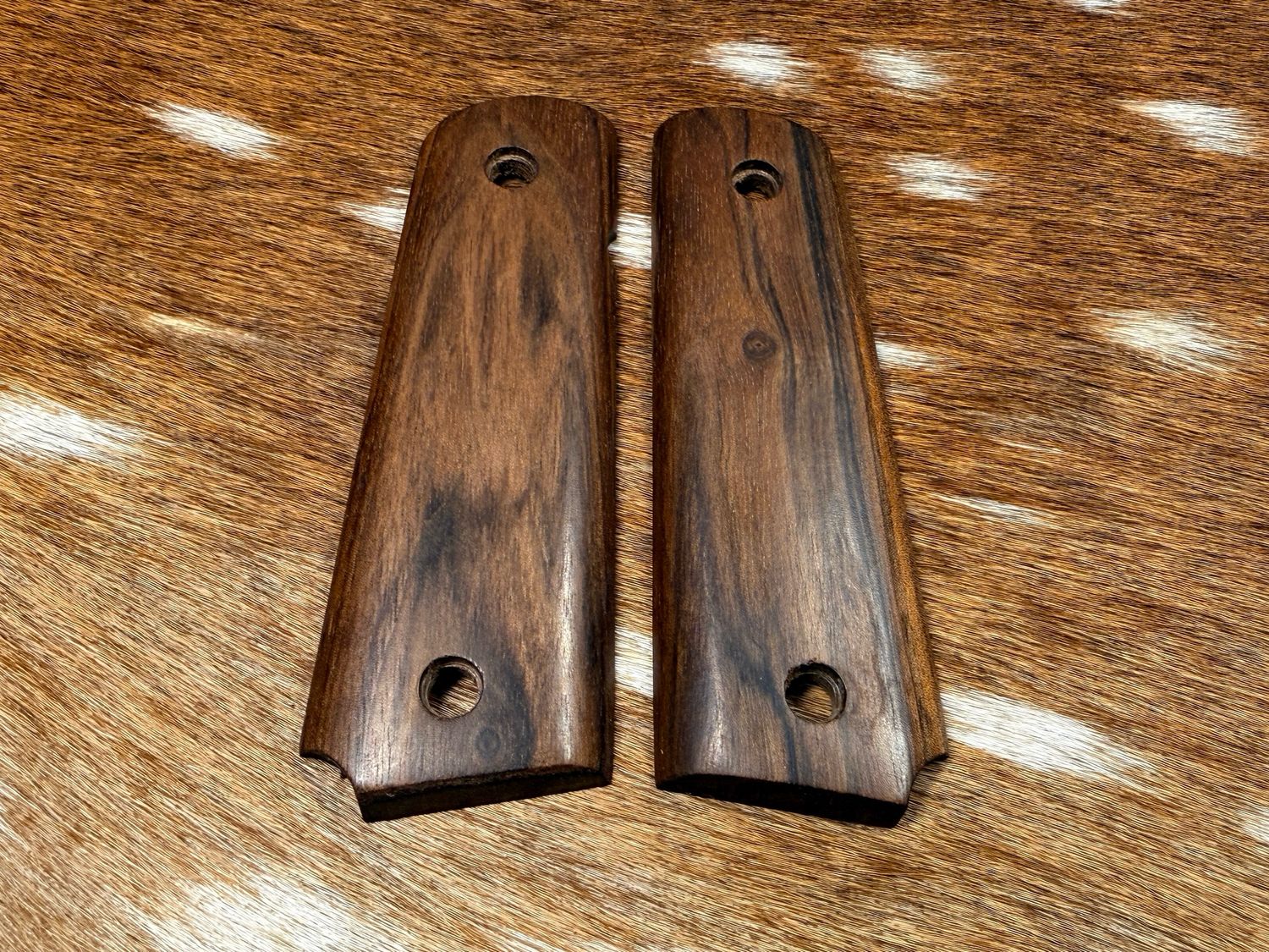 Traditional 1911 Walnut Grips Traditional 1911 Walnut Grips
