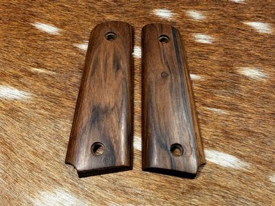 Traditional 1911 Walnut Grips Traditional 1911 Walnut Grips