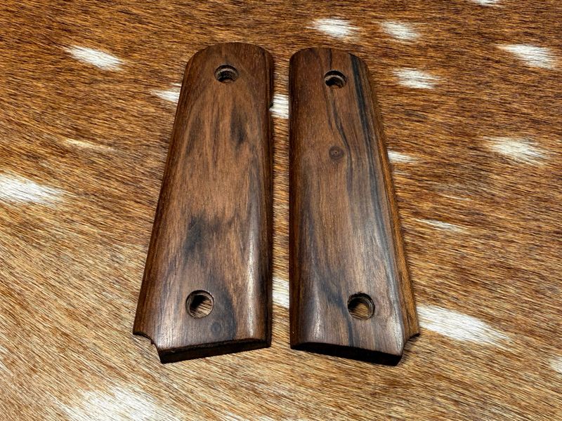 Traditional 1911 Walnut Grips Traditional 1911 Walnut Grips