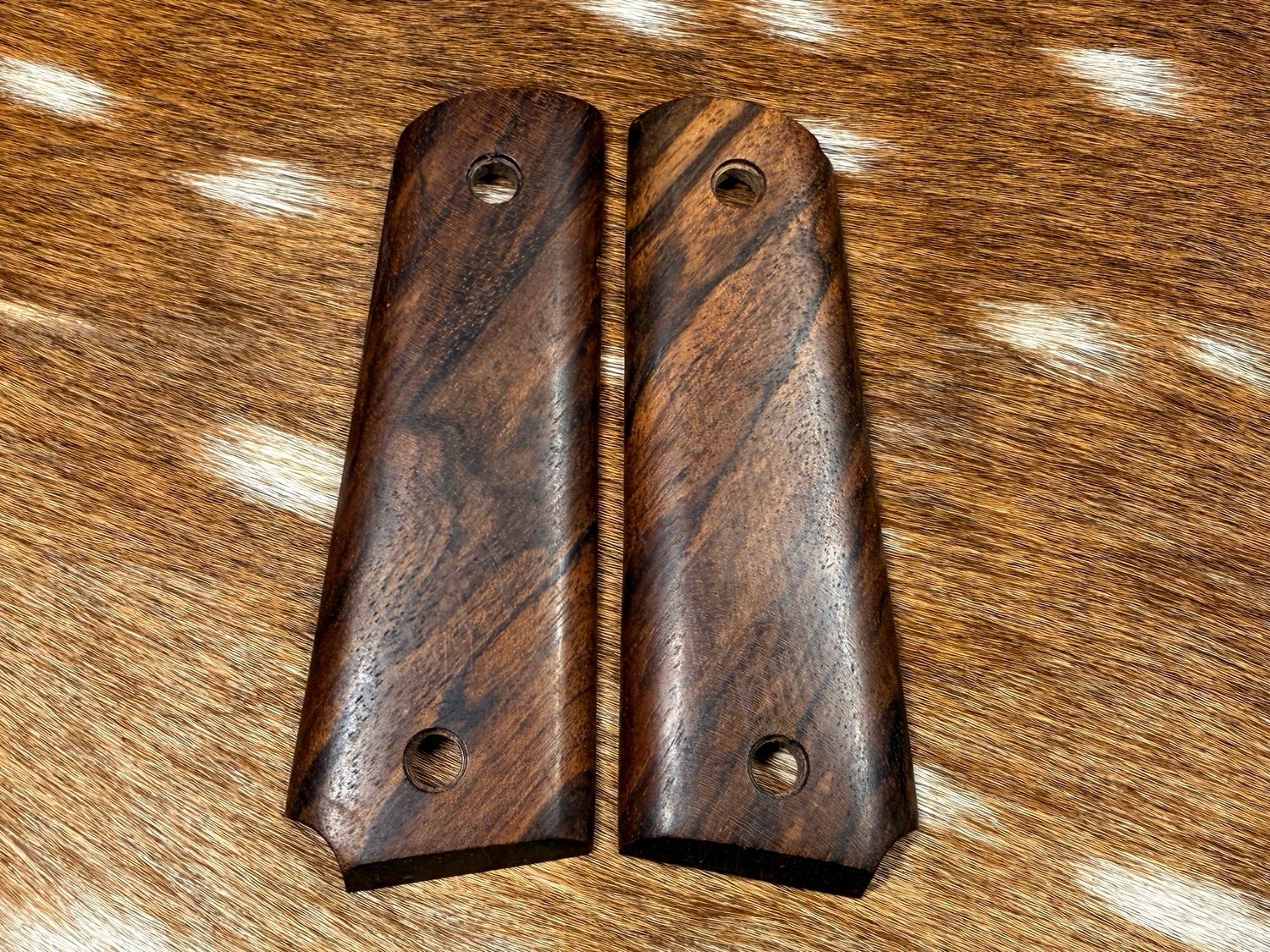 Traditional 1911 Walnut Grips Traditional 1911 Walnut Grips