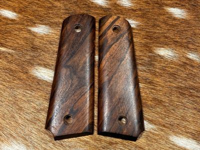 Traditional 1911 Walnut Grips Traditional 1911 Walnut Grips