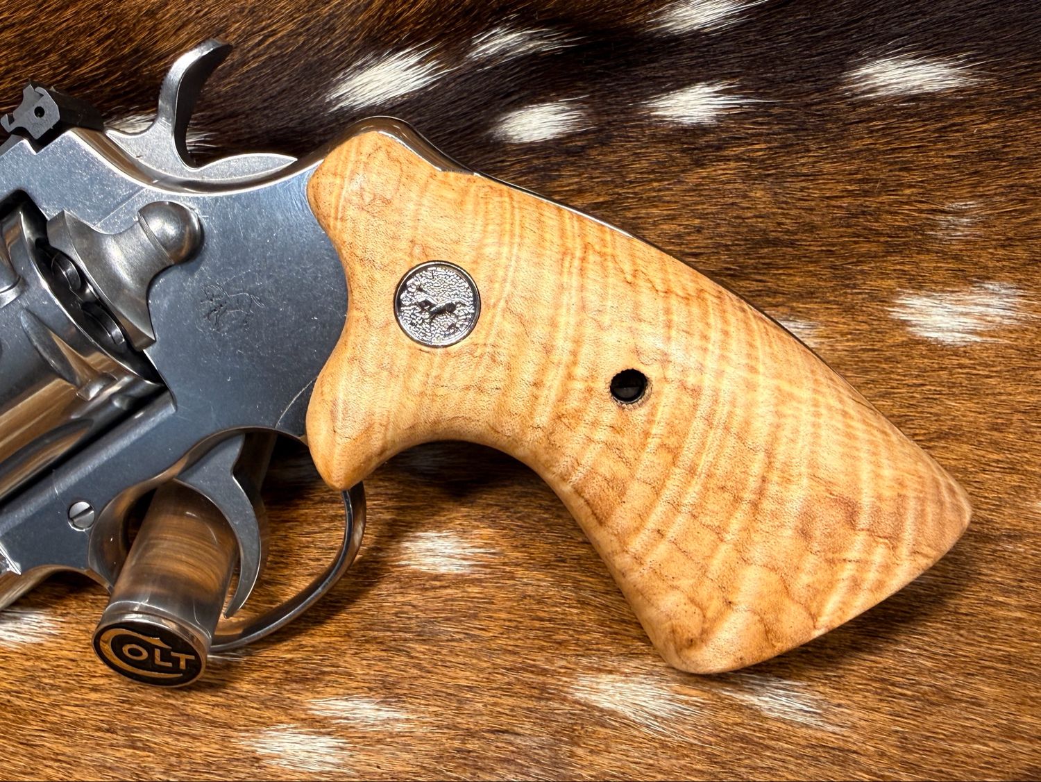 TGW Colt Python Bear Hug Grips - High-Grade Hand-Select Maple Grips with Medallions TGW Colt Python Bear Hug Grips - High-Grade Hand-Select Maple Grips with Medallions