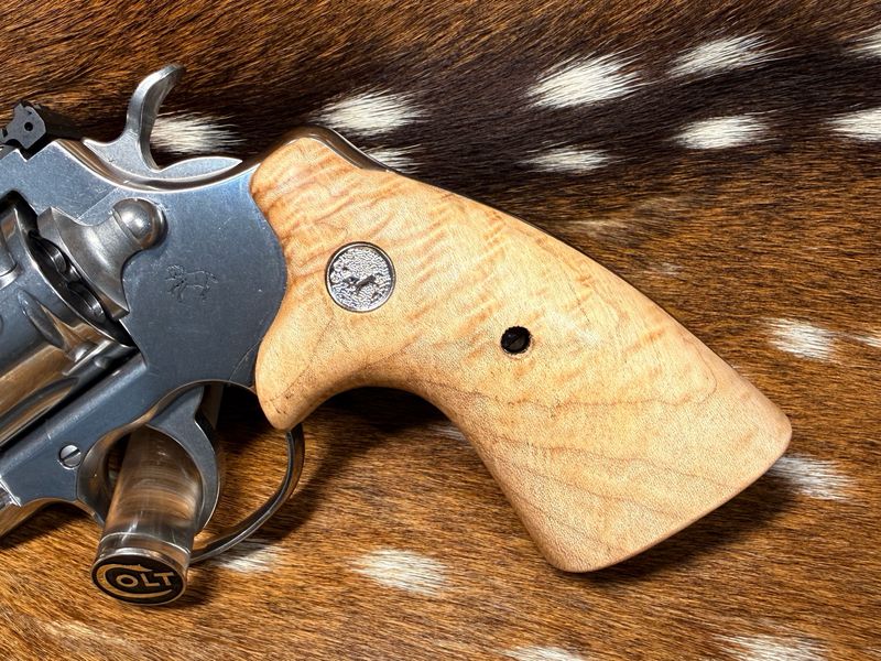 TGW Colt Python Bear Hug Grips - High-Grade Hand-Select Maple Grips with Medallions TGW Colt Python Bear Hug Grips - High-Grade Hand-Select Maple Grips with Medallions