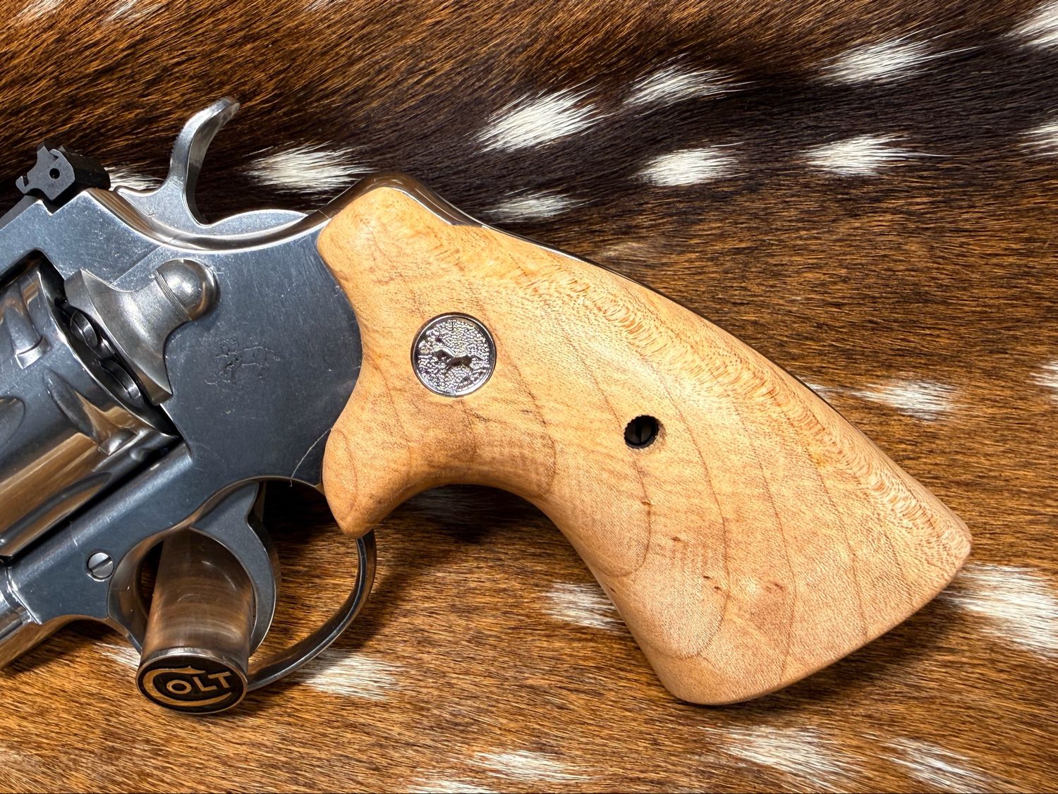 TGW Colt Python Bear Hug Grips - High-Grade Hand-Select Maple Grips with Medallions TGW Colt Python Bear Hug Grips - High-Grade Hand-Select Maple Grips with Medallions