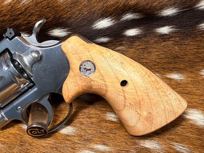 ​TGW Colt Python Bear Hug Grips - High-Grade Hand-Select Maple Grips with Medallions