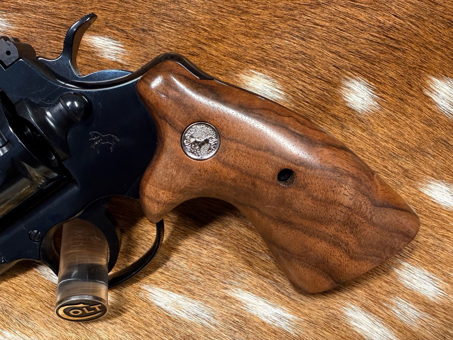 TGW Colt Python Bear Hug Grips - High-Grade Hand-Select Walnut Grips with Medallions TGW Colt Python Bear Hug Grips - High-Grade Hand-Select Walnut Grips with Medallions