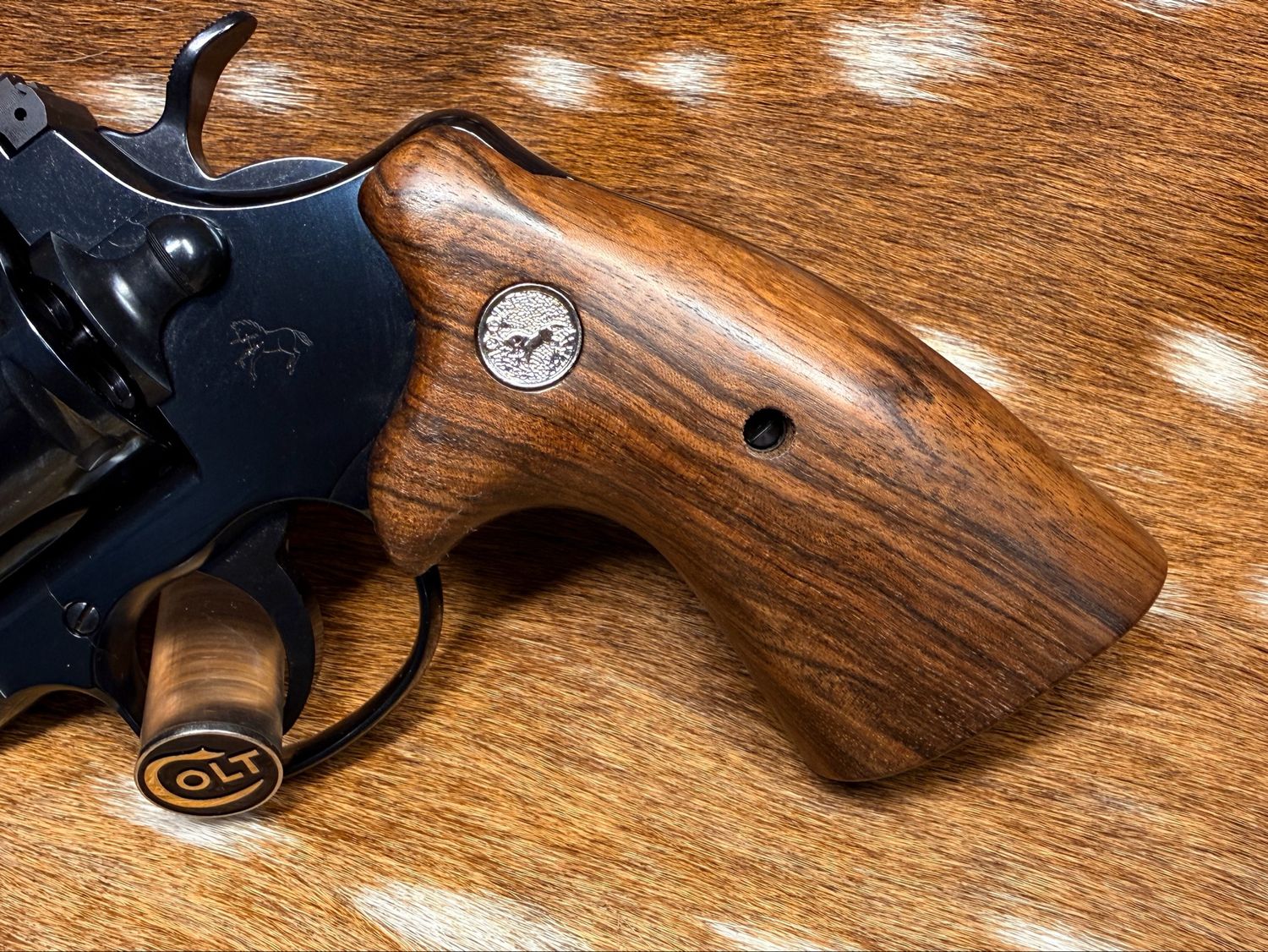 TGW Colt Python Bear Hug Grips - High-Grade Hand-Select Walnut Grips with Medallions TGW Colt Python Bear Hug Grips - High-Grade Hand-Select Walnut Grips with Medallions