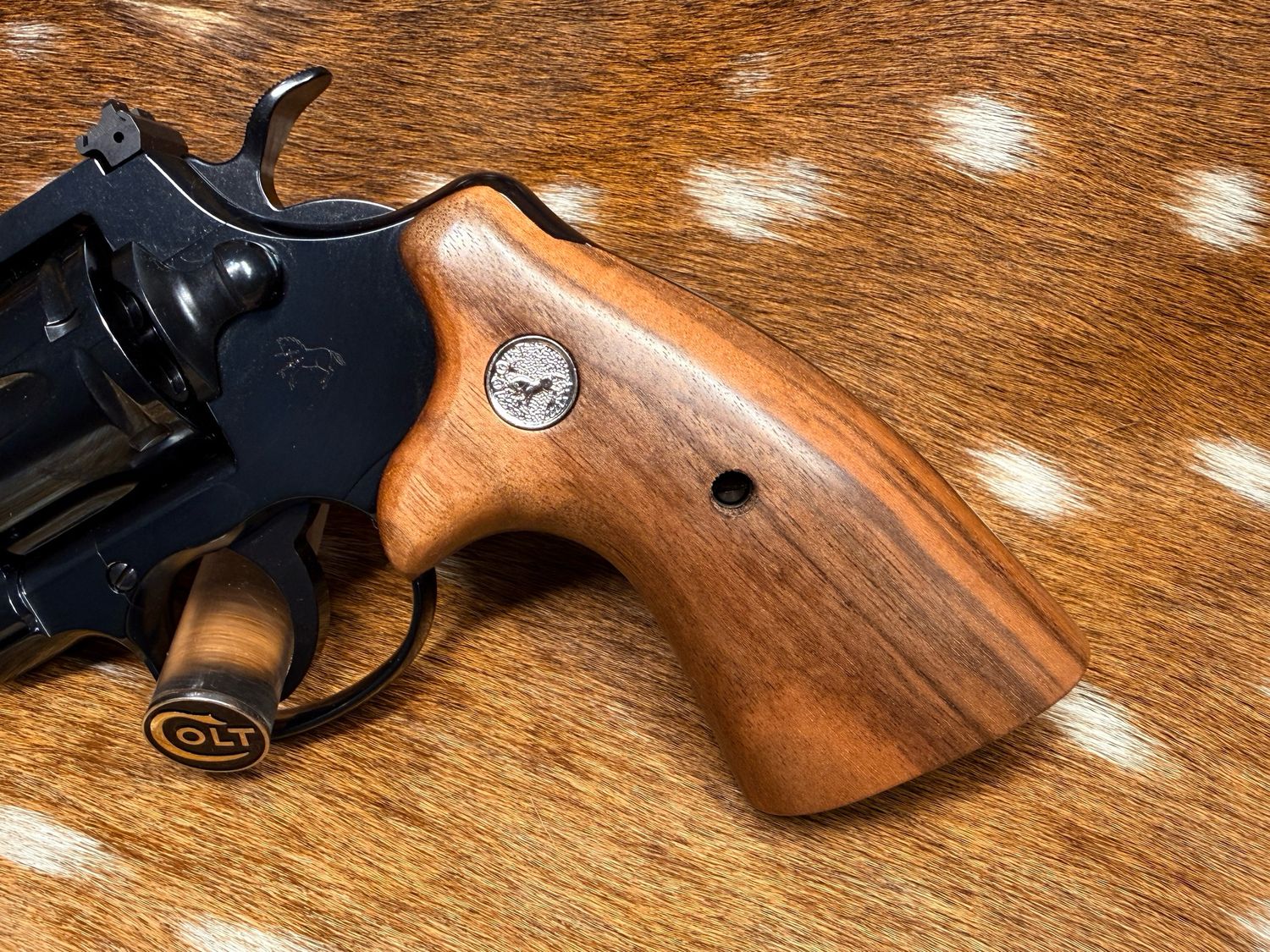 TGW Colt Python Bear Hug Grips - High-Grade Hand-Select Walnut Grips with Medallions TGW Colt Python Bear Hug Grips - High-Grade Hand-Select Walnut Grips with Medallions