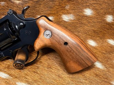 TGW Colt Python Bear Hug Grips - High-Grade Hand-Select Walnut Grips with Medallions TGW Colt Python Bear Hug Grips - High-Grade Hand-Select Walnut Grips with Medallions