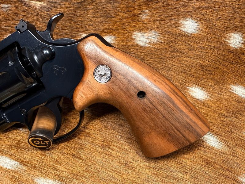 TGW Colt Python Bear Hug Grips - High-Grade Hand-Select Walnut Grips with Medallions TGW Colt Python Bear Hug Grips - High-Grade Hand-Select Walnut Grips with Medallions