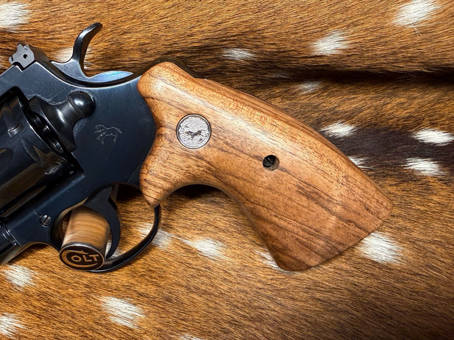 TGW Colt Python Bear Hug Grips - High-Grade Hand-Select Walnut Grips with Medallions TGW Colt Python Bear Hug Grips - High-Grade Hand-Select Walnut Grips with Medallions