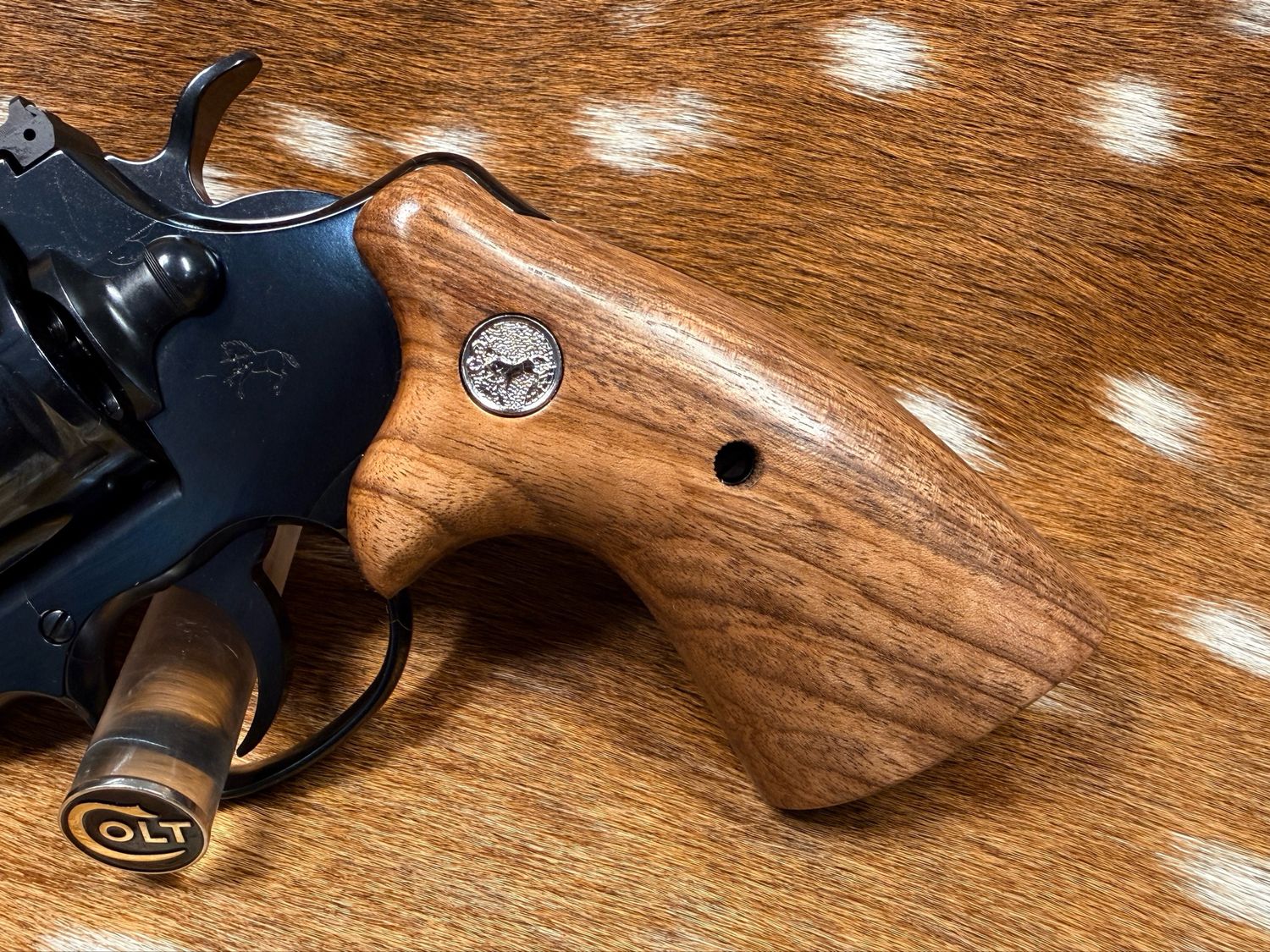 TGW Colt Python Bear Hug Grips - High-Grade Hand-Select Walnut Grips with Medallions TGW Colt Python Bear Hug Grips - High-Grade Hand-Select Walnut Grips with Medallions