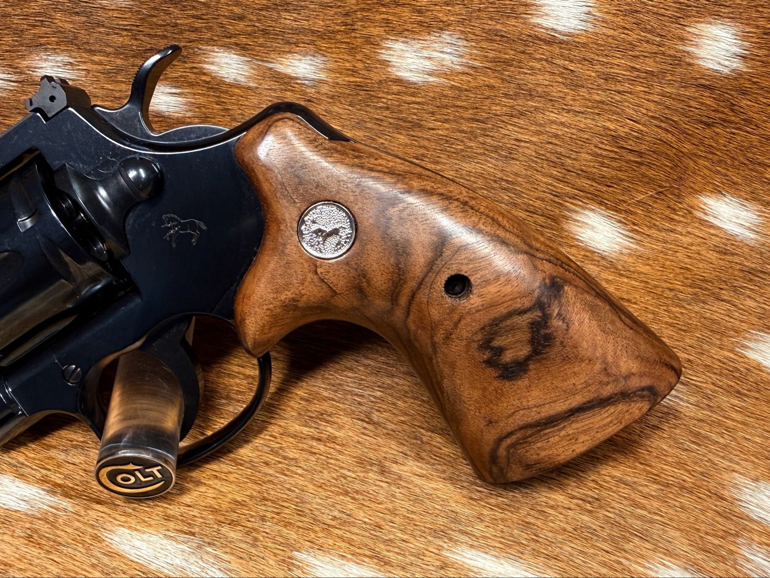 TGW Colt Python Bear Hug Grips - High-Grade Hand-Select Walnut Grips with Medallions TGW Colt Python Bear Hug Grips - High-Grade Hand-Select Walnut Grips with Medallions