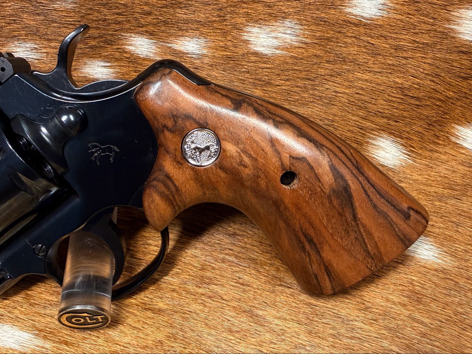 TGW Colt Python Bear Hug Grips - High-Grade Hand-Select Walnut Grips with Medallions TGW Colt Python Bear Hug Grips - High-Grade Hand-Select Walnut Grips with Medallions