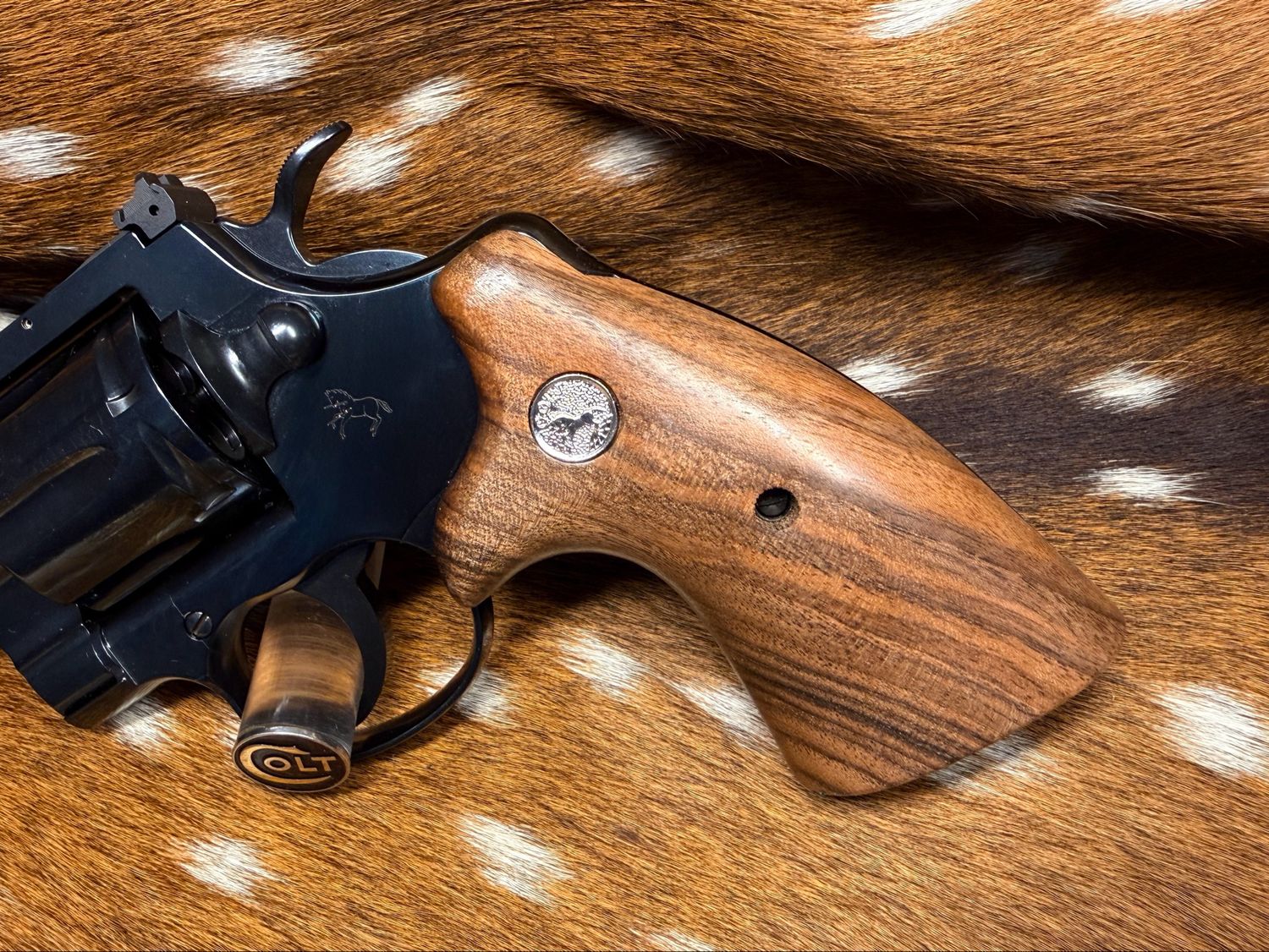 TGW Colt Python Bear Hug Grips - High-Grade Hand-Select Walnut Grips with Medallions TGW Colt Python Bear Hug Grips - High-Grade Hand-Select Walnut Grips with Medallions
