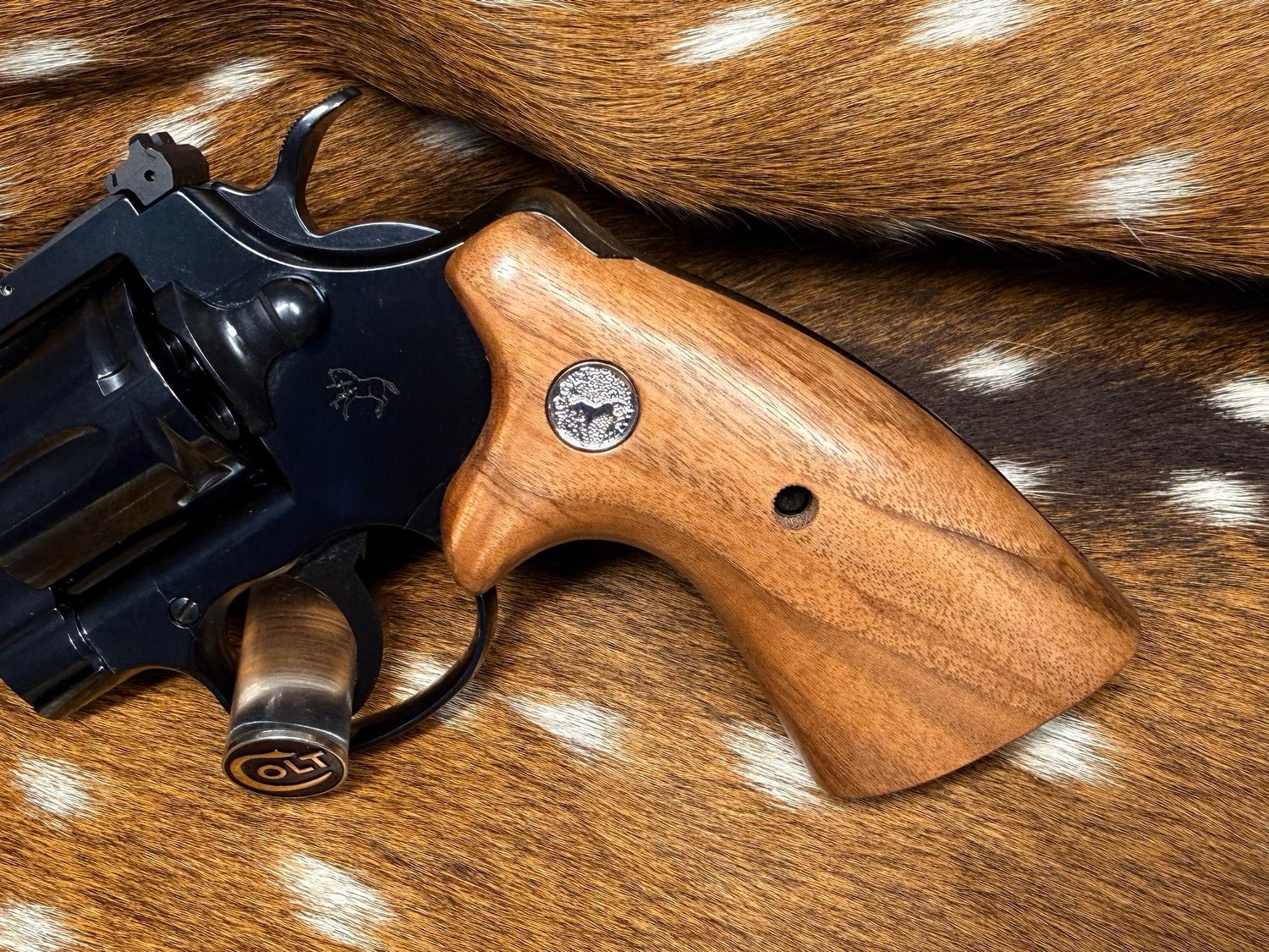 TGW Colt Python Bear Hug Grips - High-Grade Hand-Select Walnut Grips with Medallions TGW Colt Python Bear Hug Grips - High-Grade Hand-Select Walnut Grips with Medallions