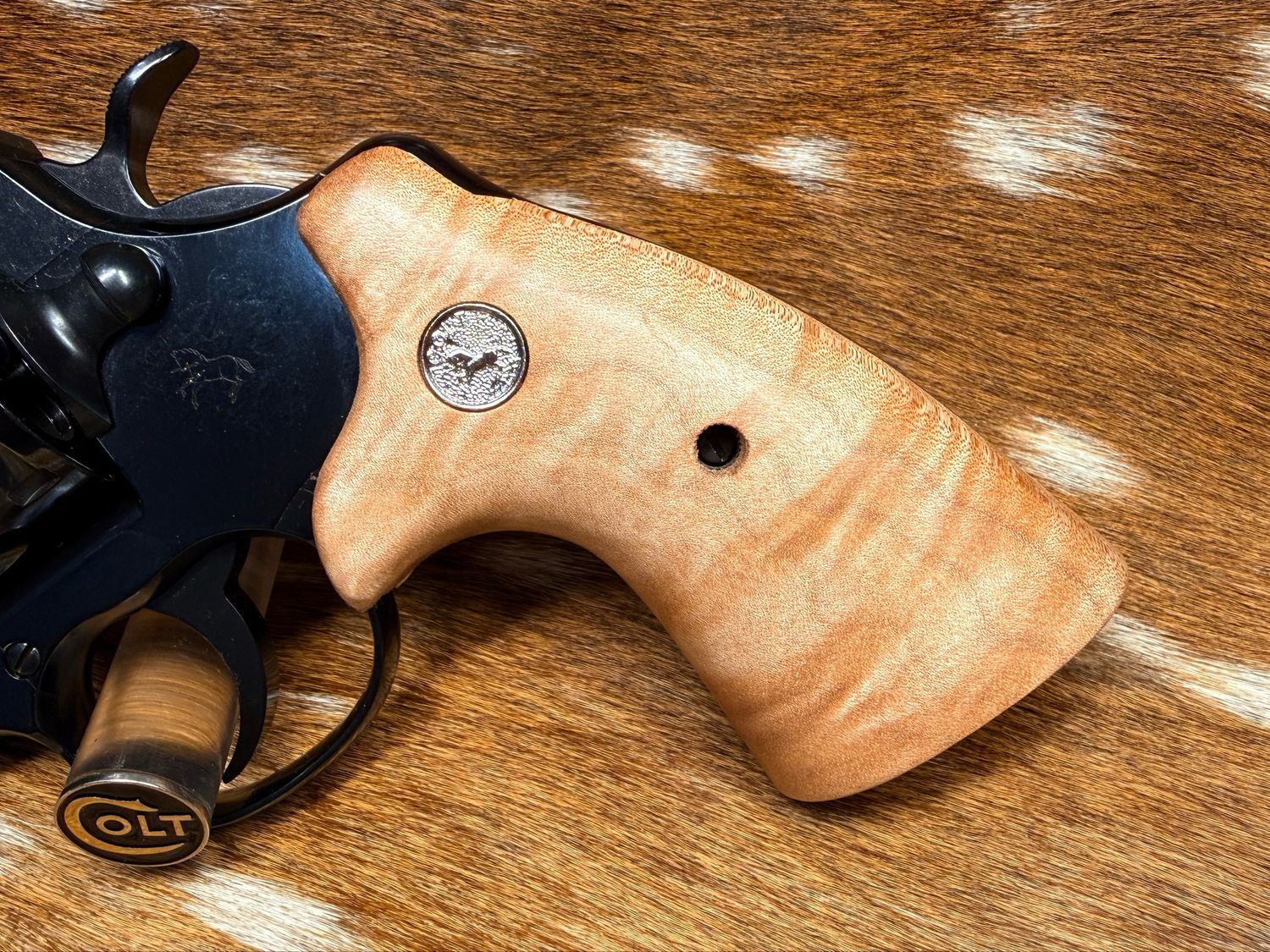 TGW Colt Python Bear Hug Grips - High-Grade Hand-Select Maple Grips with Medallions TGW Colt Python Bear Hug Grips - High-Grade Hand-Select Maple Grips with Medallions