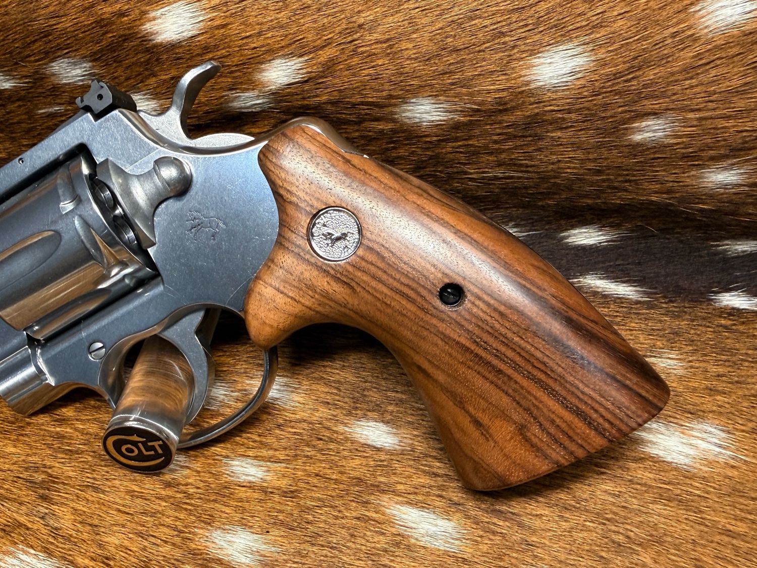TGW Colt Python Bear Hug Grips - High-Grade Hand-Select Walnut Grips with Medallions TGW Colt Python Bear Hug Grips - High-Grade Hand-Select Walnut Grips with Medallions