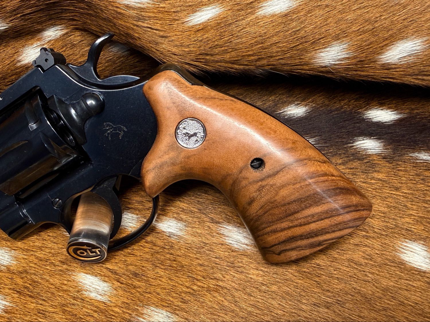 ​TGW Colt Python Bear Hug Grips - High-Grade Hand-Select Walnut Grips with Medallions