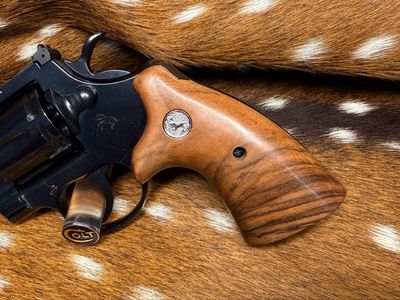 TGW Colt Python Bear Hug Grips - High-Grade Hand-Select Walnut Grips with Medallions TGW Colt Python Bear Hug Grips - High-Grade Hand-Select Walnut Grips with Medallions