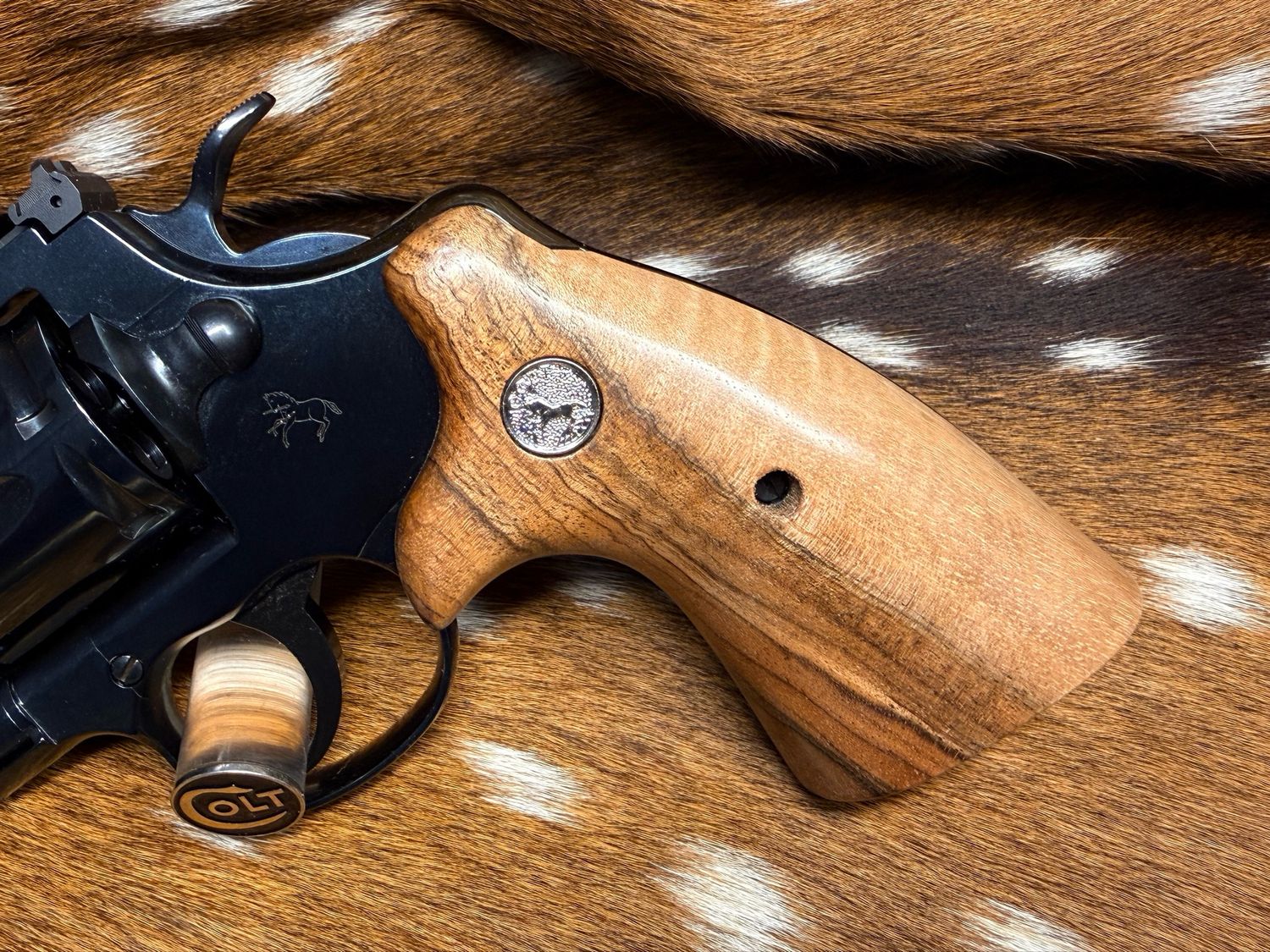 TGW Colt Python Bear Hug Grips - High-Grade Hand-Select Walnut Grips with Medallions TGW Colt Python Bear Hug Grips - High-Grade Hand-Select Walnut Grips with Medallions