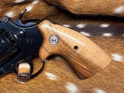 TGW Colt Python Bear Hug Grips - High-Grade Hand-Select Walnut Grips with Medallions TGW Colt Python Bear Hug Grips - High-Grade Hand-Select Walnut Grips with Medallions