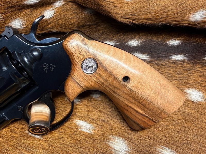 TGW Colt Python Bear Hug Grips - High-Grade Hand-Select Walnut Grips with Medallions TGW Colt Python Bear Hug Grips - High-Grade Hand-Select Walnut Grips with Medallions