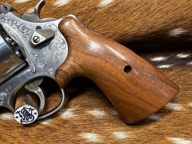 Smith & Wesson High Grade Hand Select Walnut S&W Bear Hug Grips (ROUND N FRAME) Smith & Wesson High Grade Hand Select Walnut S&W Bear Hug Grips (ROUND N FRAME)