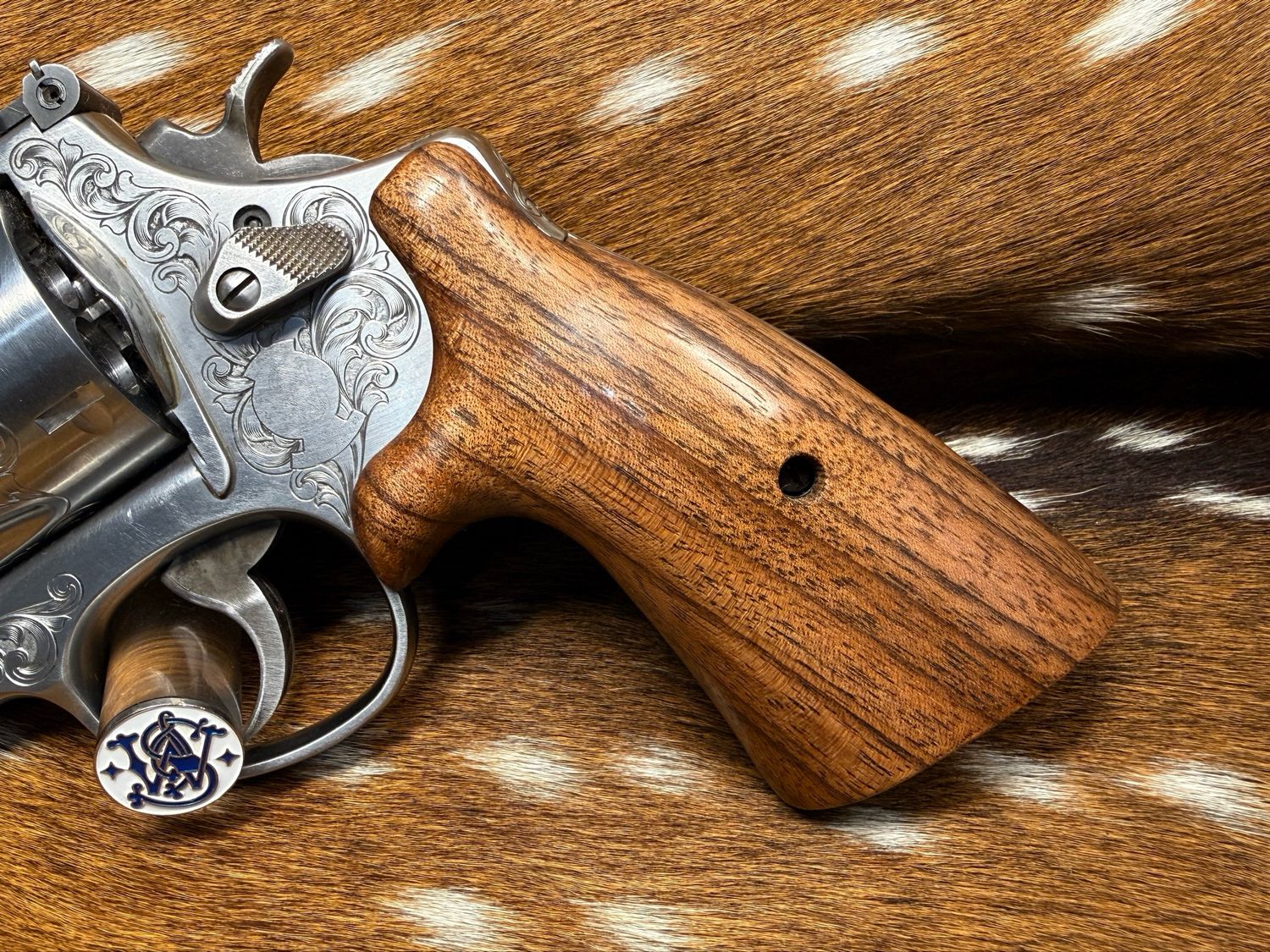 Smith & Wesson High Grade Hand Select Walnut S&W Bear Hug Grips (ROUND N FRAME)