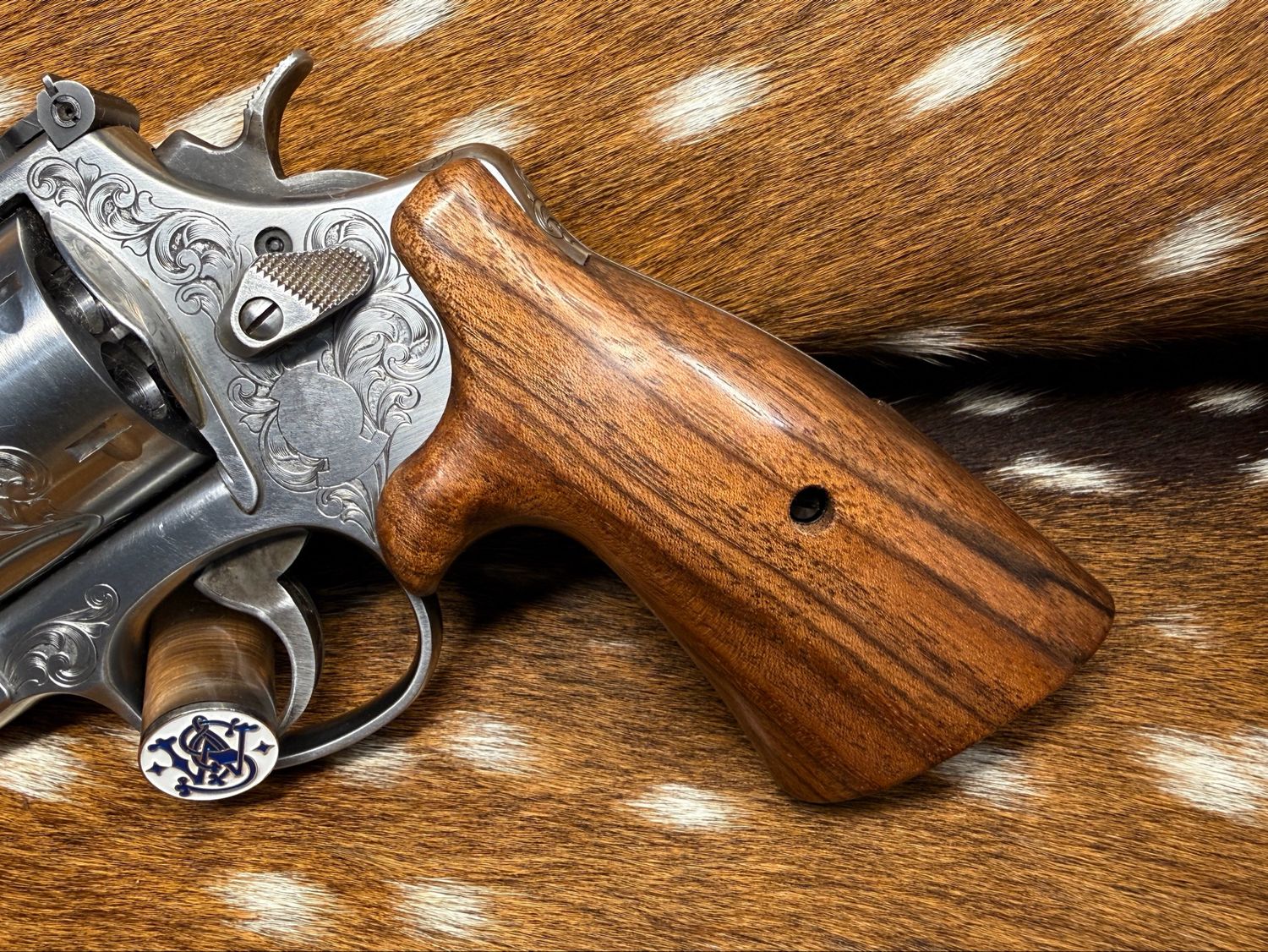 Smith & Wesson High Grade Hand Select Walnut S&W Bear Hug Grips (ROUND N FRAME) Smith & Wesson High Grade Hand Select Walnut S&W Bear Hug Grips (ROUND N FRAME)
