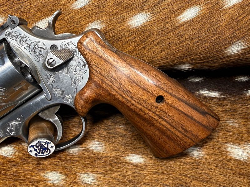 Smith & Wesson High Grade Hand Select Walnut S&W Bear Hug Grips (ROUND N FRAME) Smith & Wesson High Grade Hand Select Walnut S&W Bear Hug Grips (ROUND N FRAME)
