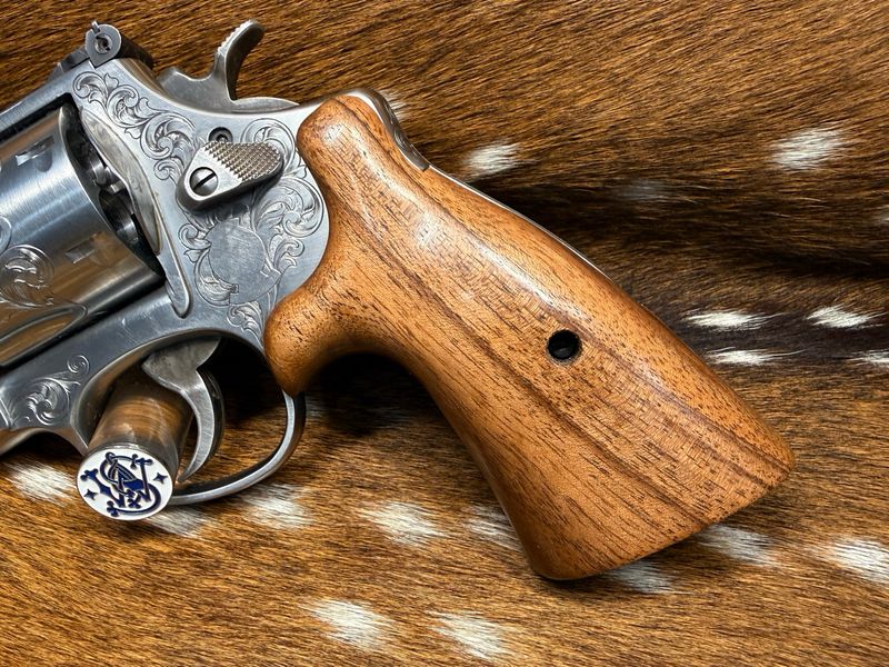 Smith & Wesson High Grade Walnut S&W Bear Hug Grips (ROUND N FRAME) Smith & Wesson High Grade Walnut S&W Bear Hug Grips (ROUND N FRAME)